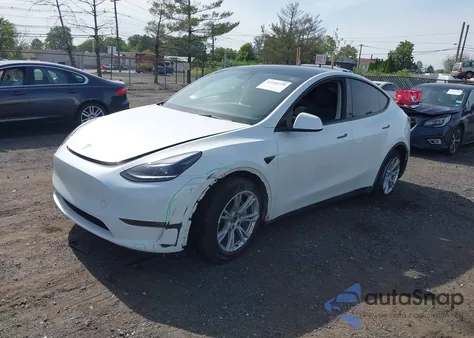 2023 Tesla Model Y Awd/Long Range Dual Motor All-Wheel Drive z USA, uszkodzony, nr VIN 7SAYGAEEXPF759410